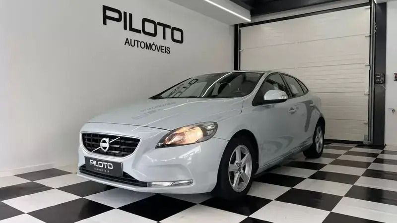Branco Usado 2013 Volvo V40 Momentum Carrinha | € 11.990 (Preço justo) - Imagem 1/4