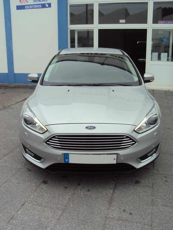 Cinzento Usado 2018 Ford Focus Titanium Citadino | € 14.950 (Preço justo) - Imagem 1/4