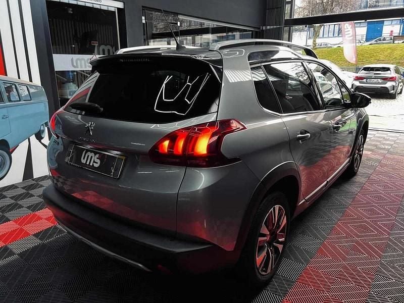 Usado Peugeot 2008 83 HP (61 kW) 2018 Cinzento SUV
