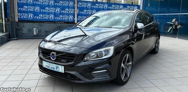 Usado Volvo V60 R-Design Momentum 220 HP (161 kW) 2015 Preto Carrinha