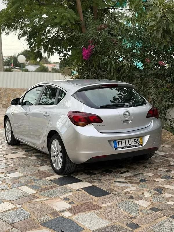 Usado Opel Astra 100 HP (73 kW) 2011 Cinzento