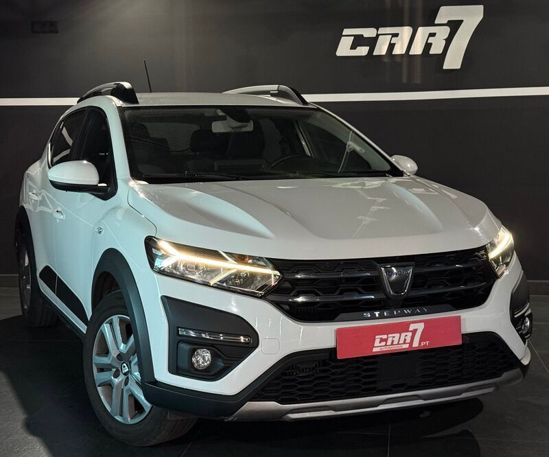 Branco Usado 2021 Dacia Sandero Essentiel Citadino | € 14.000 (Preço justo) - Imagem 1/4