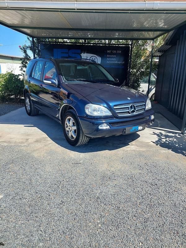 Azul Usado 2002 Mercedes ML400 SUV | € 10.000 - Imagem 1/1