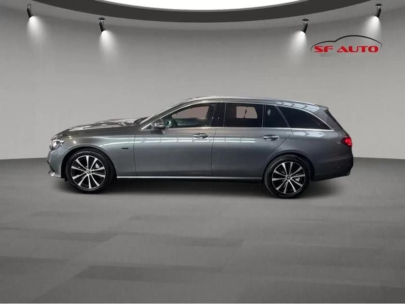 Usado Mercedes E300 Avantgarde 195 HP (143 kW) 2021 Cinzento Carrinha