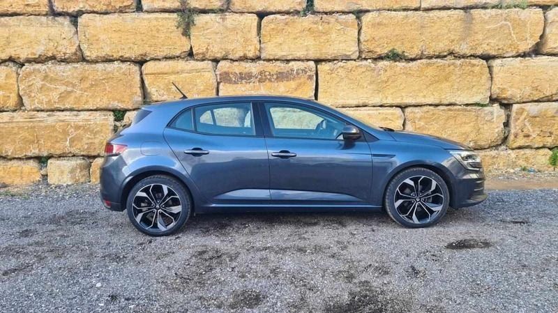 Usado Renault Mégane IV Intens 115 HP (84 kW) 2022 Cinza Citadino