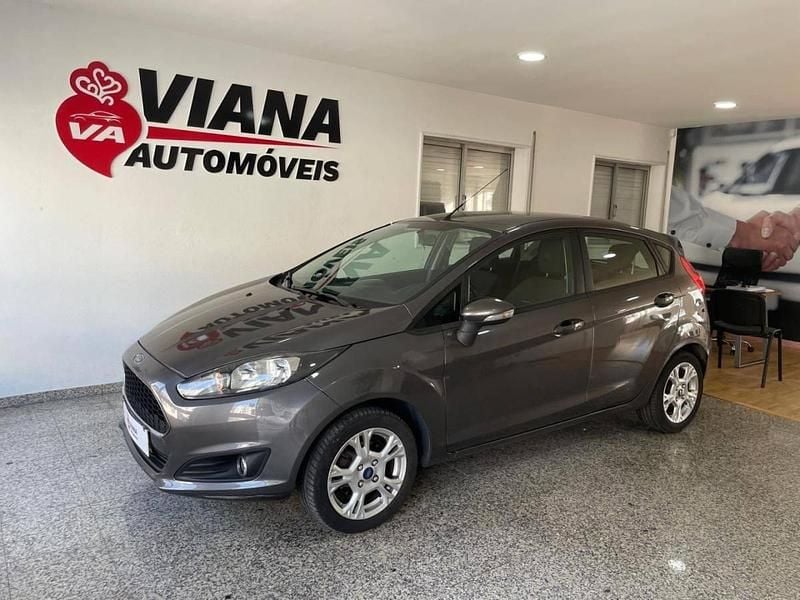 Cinza Usado 2016 Ford Fiesta Trend Citadino | € 8.990 (Preço justo) - Imagem 1/4