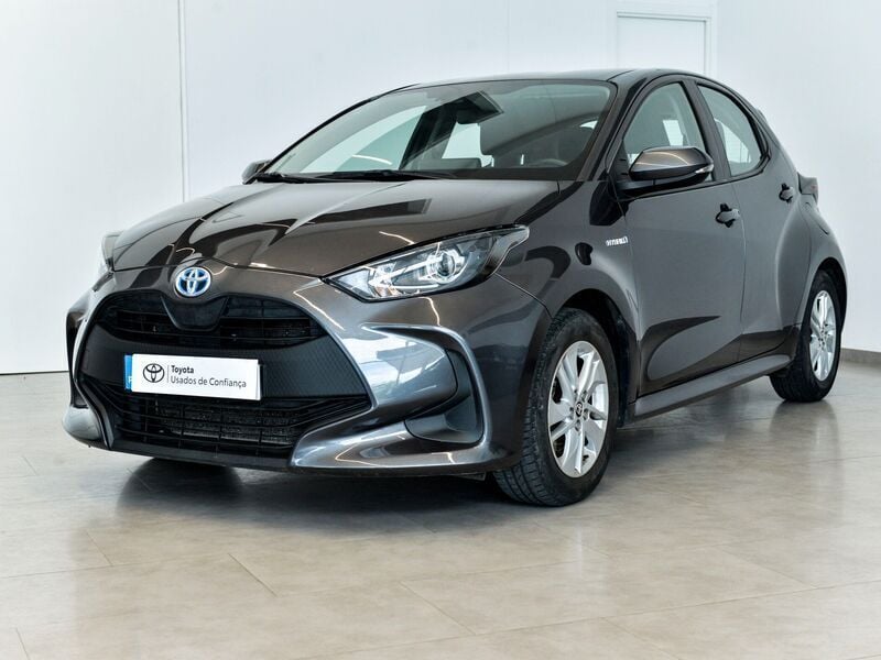 Usado Toyota Yaris Hybrid Comfort 92 HP (67 kW) 2021 Cinza