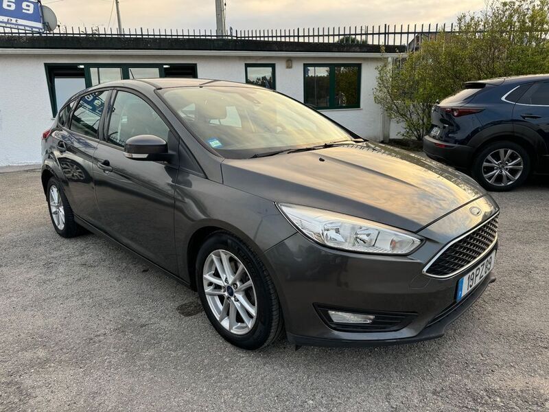 Cinza Usado 2015 Ford Focus Trend+ | € 7.998 (Preço justo) - Imagem 1/4