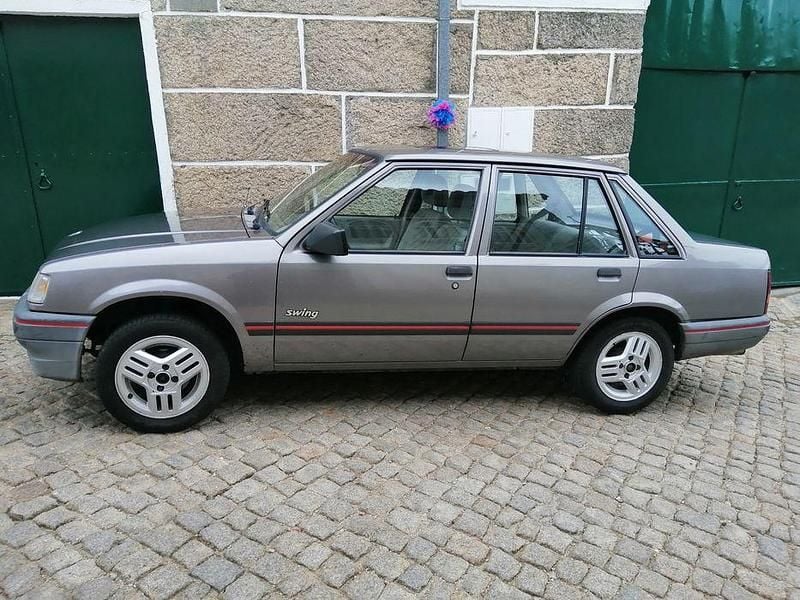 Usado 1992 Opel Corsa Swing Sedan | € 2.000 - Imagem 1/4