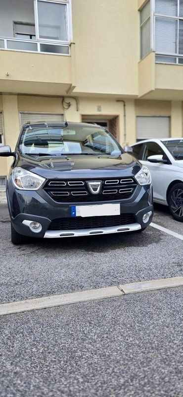 Preto Usado 2022 Dacia Lodgy Monovolume | € 18.500 (Preço justo) - Imagem 1/4