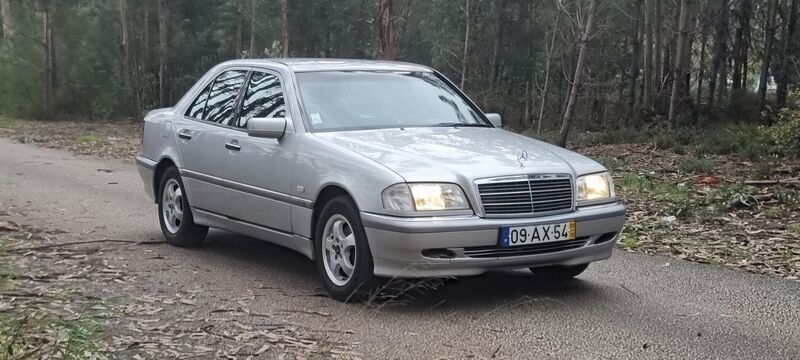 Cinza Usado 1999 Mercedes C220 Elegance Sedan | € 5.000 - Imagem 1/4