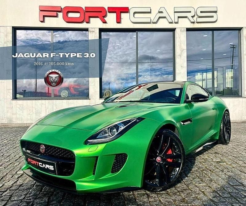 Verde Usado 2016 Jaguar F-Type S Coupé | € 48.990 - Imagem 1/4