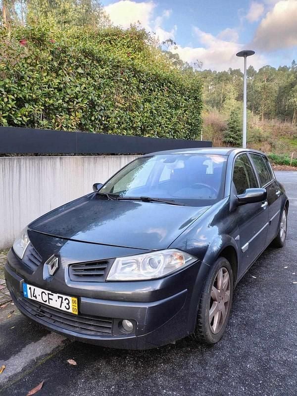 Cinzento Usado 2006 Renault Mégane II Citadino | € 2.200 (Preço justo) - Imagem 1/4