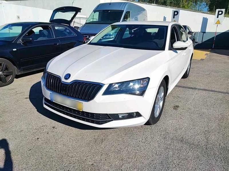 Branco Usado 2019 Skoda Superb | € 18.880 (Caro) - Imagem 1/4