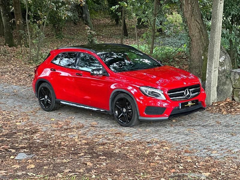 Vermelho Usado 2015 Mercedes GLA200 AMG line SUV | € 23.990 - Imagem 1/4