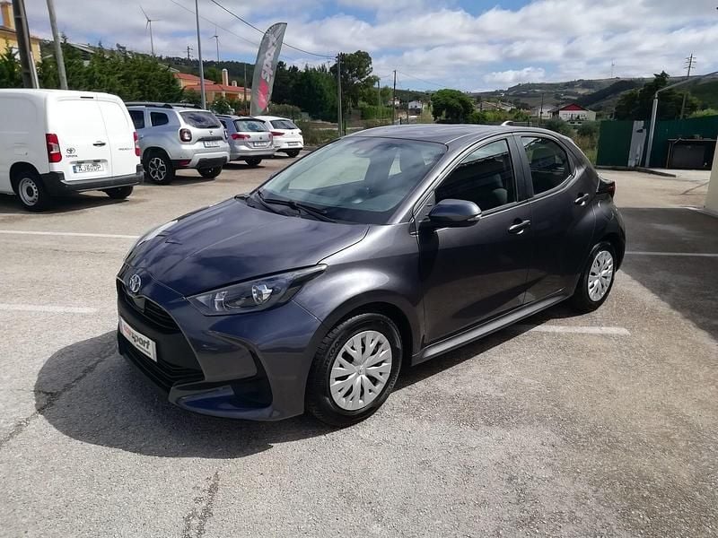 Usado Toyota Yaris Hybrid 94 HP (69 kW) 2022 Cinza