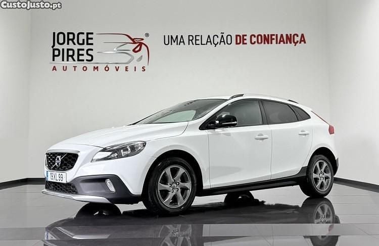 Branco Usado 2014 Volvo XC40 Momentum SUV | € 11.990 - Imagem 1/1