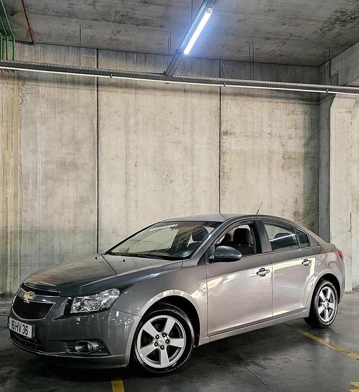 Cinzento Usado 2009 Chevrolet Cruze Sedan | € 5.490 (Preço justo) - Imagem 1/4