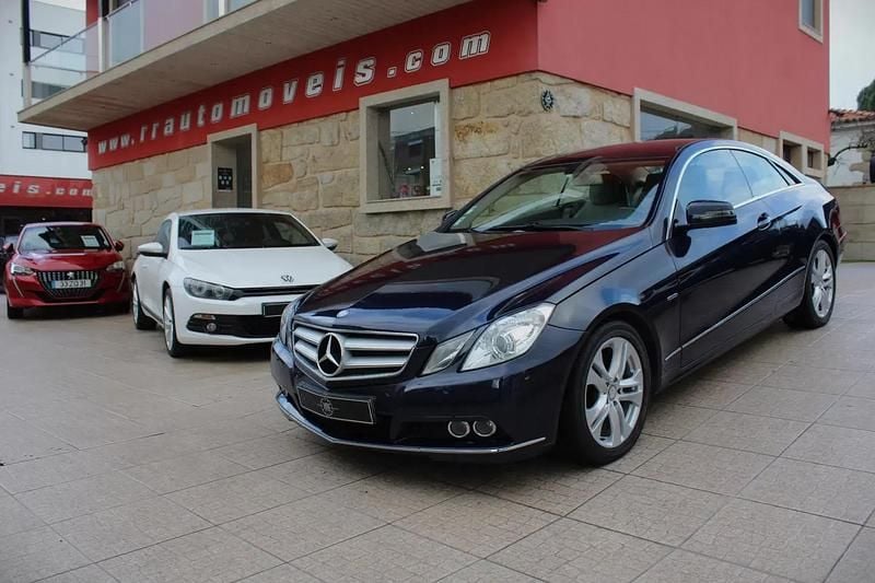 Azul Usado 2011 Mercedes E200 Elegance Coupé | € 15.990 - Imagem 1/4