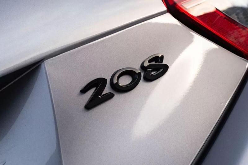 Usado Peugeot 208 Active 82 HP (60 kW) 2019 Cinzento Citadino