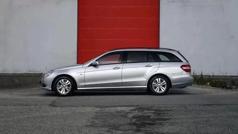 Usado Mercedes E220 Avantgarde 170 HP (125 kW) 2010 Cinzento Carrinha