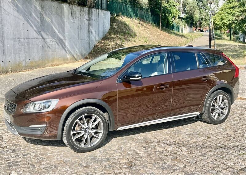 Usado 2017 Volvo V60 CC Carrinha | € 16.950 (Preço justo) - Imagem 1/4