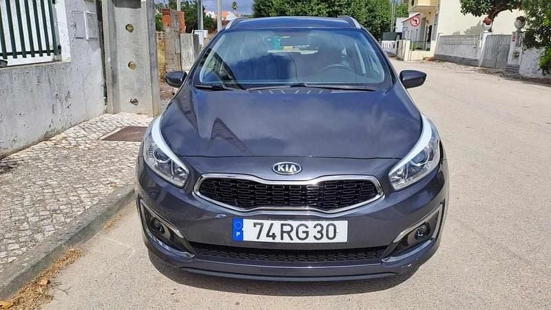Cinzento Usado 2016 Kia Ceed Citadino | € 12.000 - Imagem 1/4
