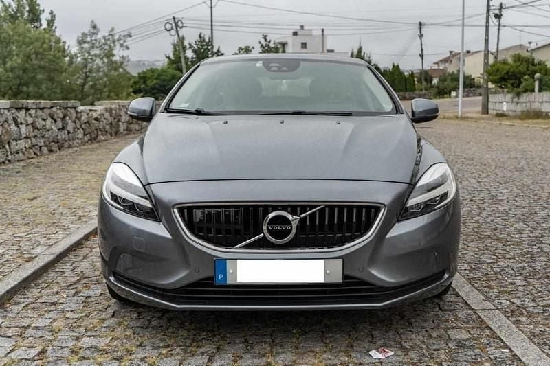 Usado Volvo V40 150 HP (110 kW) 2017 Cinzento Citadino