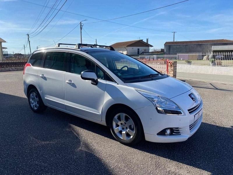 Usado Peugeot 5008 115 HP (84 kW) 2013 Branco Monovolume