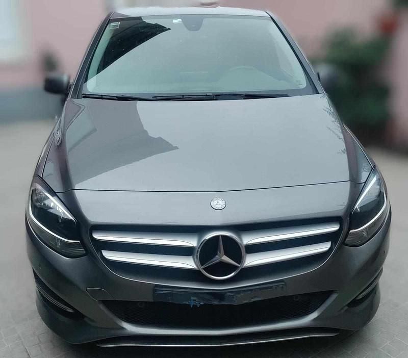 Cinzento Usado 2016 Mercedes B180 Monovolume | € 16.500 (Preço justo) - Imagem 1/4