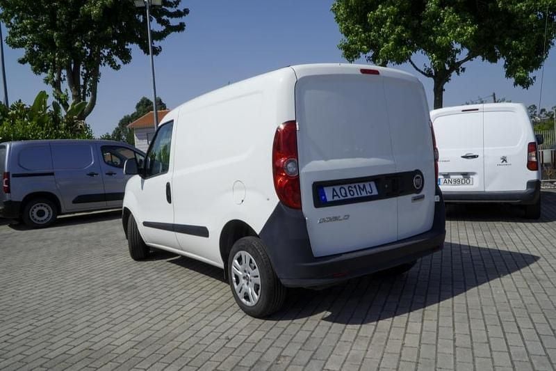 Usado Fiat Doblò Easy 105 HP (77 kW) 2022 Branco Monovolume