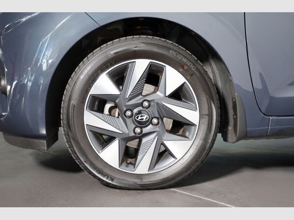 Usado Hyundai i10 Comfort 67 HP (49 kW) 2023 Cinzento Citadino