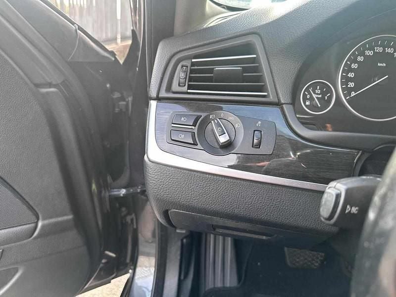 Cinzento Usado 2015 BMW 520 Sedan | € 14.750 (Bom preço) - Imagem 1/4