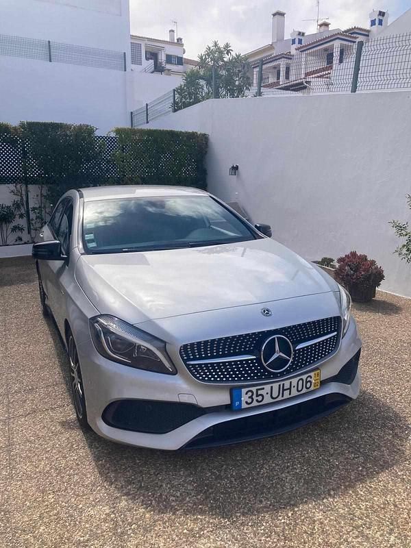 Cinzento Usado 2018 Mercedes A180 Citadino | € 21.900 (Preço justo) - Imagem 1/4