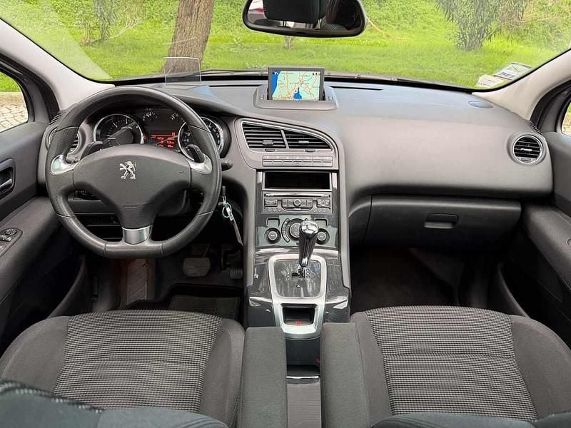 Usado Peugeot 5008 120 HP (88 kW) 2015 Cinzento Carrinha