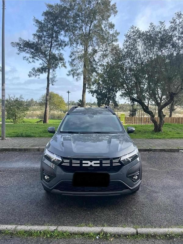 Cinzento Usado 2024 Dacia Jogger Monovolume | € 19.750 (Preço justo) - Imagem 1/4