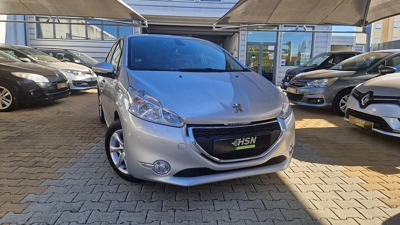Cinzento Usado 2015 Peugeot 208 Style Citadino | € 10.900 (Caro) - Imagem 1/4