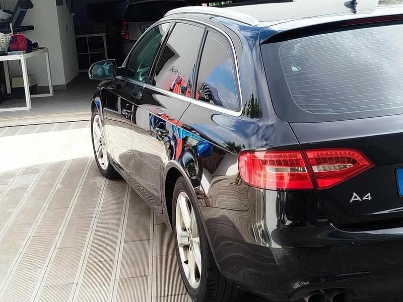 Usado Audi A4 136 HP (100 kW) 2012 Preto Carrinha