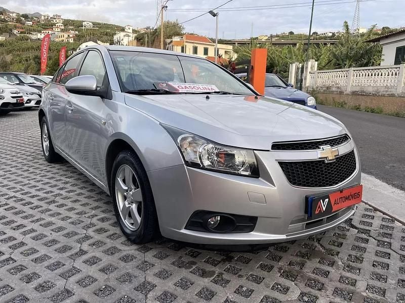 Cinza prata Usado 2010 Chevrolet Cruze LS Monovolume | € 6.950 (Preço justo) - Imagem 1/4