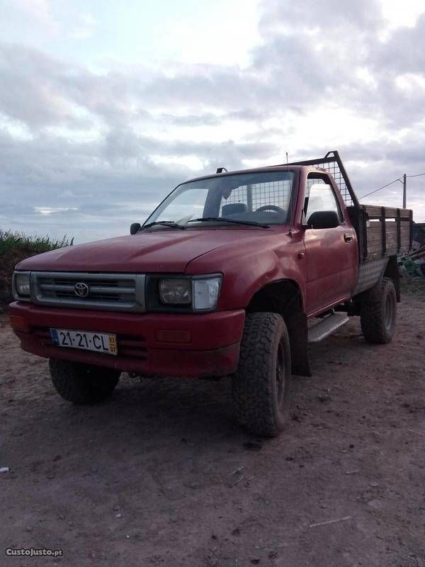 Vendido Toyota HiLux 2.4d 93 Carros usados para venda