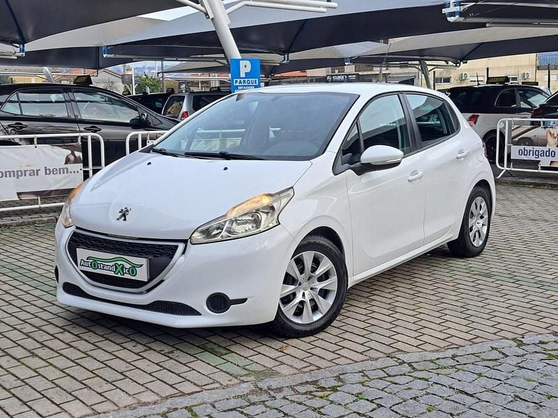 Branco Usado 2012 Peugeot 208 Access Citadino | € 5.990 (Preço justo) - Imagem 1/4