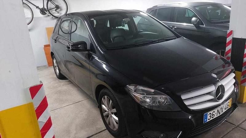 Preto Usado 2013 Mercedes B180 Monovolume | € 17.500 (Preço justo) - Imagem 1/4