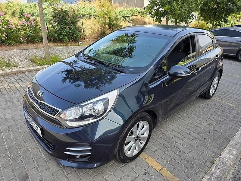 Azul Usado 2016 Kia Rio Citadino | € 11.000 (Preço justo) - Imagem 1/4