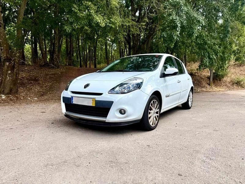 Branco Usado 2009 Renault Clio II Citadino | € 7.500 (Caro) - Imagem 1/4