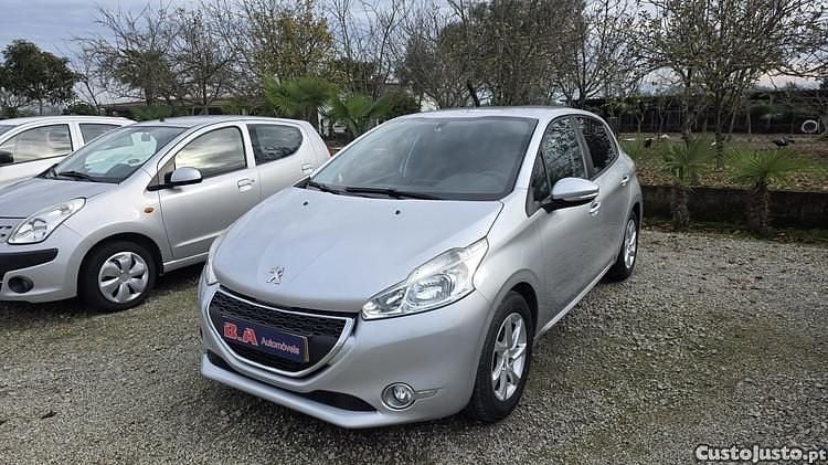 Cinza Usado 2013 Peugeot 208 Citadino | € 7.300 (Preço justo) - Imagem 1/1