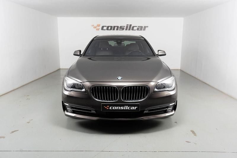 Castanho Usado 2013 BMW 740 Sedan | € 19.980 - Imagem 1/4
