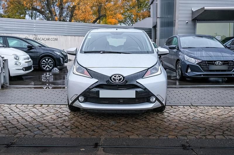 Cinza Usado 2014 Toyota Aygo X-play Citadino | € 10.900 (Preço elevado) - Imagem 1/4