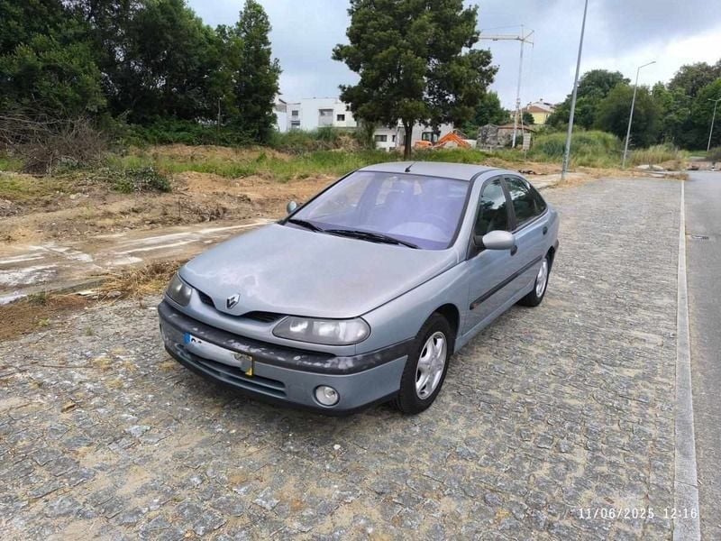 Azul Usado 1999 Renault Laguna Citadino | € 1.299 - Imagem 1/4