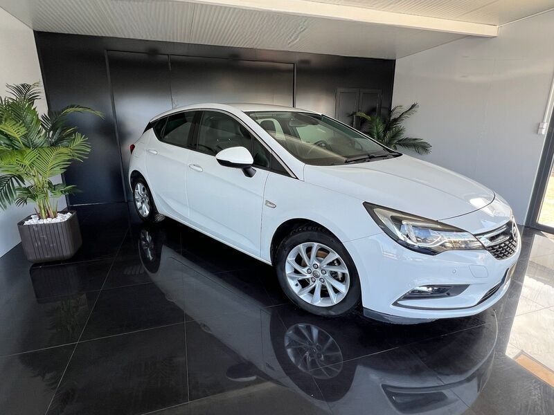 Branco Usado 2018 Opel Astra Dynamic | € 14.400 (Preço justo) - Imagem 1/4