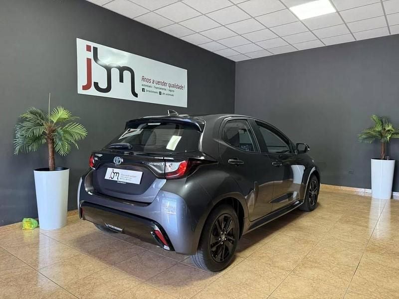 Usado Toyota Yaris Hybrid Comfort 115 HP (84 kW) 2022 Cinza escuro